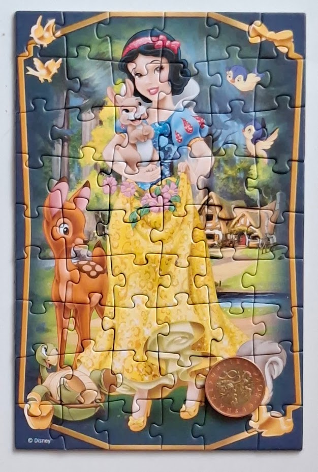 Složené minipuzzle Trefl 54 dílků Sněhurka s padesátikorunou jako měřítkem
